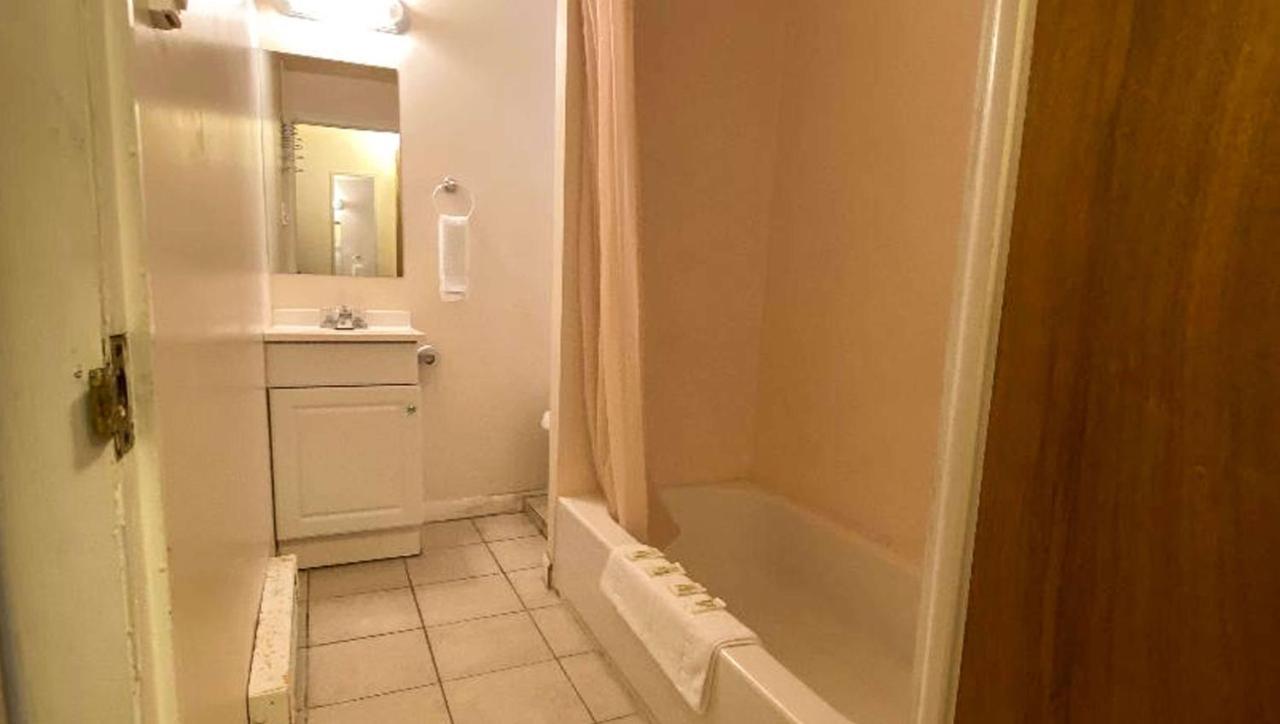 Country Place Inn And Suites White Haven Eksteriør billede